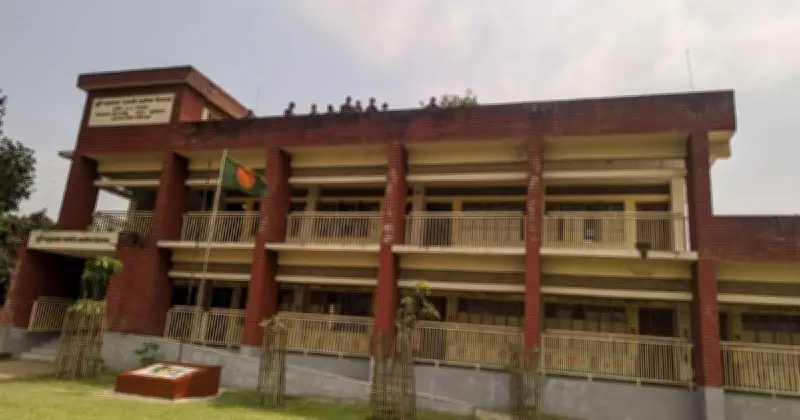 কুড়িগ্রামের স্কুল ভবনে নিরাপত্তাহীনতা: শিশুদের জন্য 'মরণ ফাঁদ' হয়ে দাঁড়িয়েছে দোতলা-তিনতলা ভবন