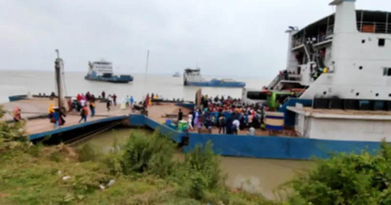 পদ্মা নদীতে ঘন কুয়াশায় দেড় ঘণ্টা বন্ধ ছিল পাটুরিয়া-দৌলতদিয়া ফেরি চলাচল