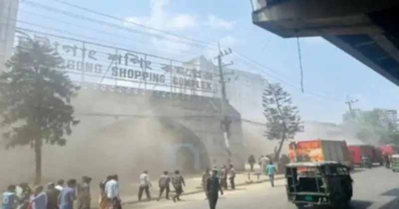 চট্টগ্রাম শপিং কমপ্লেক্সে অগ্নিকাণ্ড, ফায়ার সার্ভিসের দ্রুত তৎপরতায় নিয়ন্ত্রণ