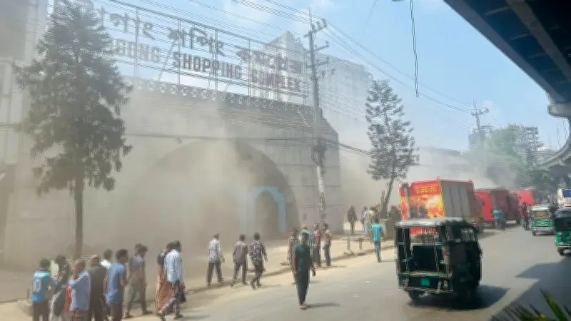 চট্টগ্রামের শপিং কমপ্লেক্সে অগ্নিকাণ্ড: ফায়ার সার্ভিসের তৎপরতায় নিয়ন্ত্রণ, দুটি দোকান পুড়েছে