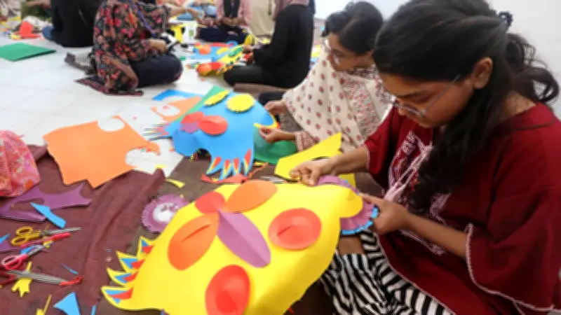 পয়লা বৈশাখের মুখোশ তৈরির কর্মশালায় মেতেছে শিক্ষার্থীরা