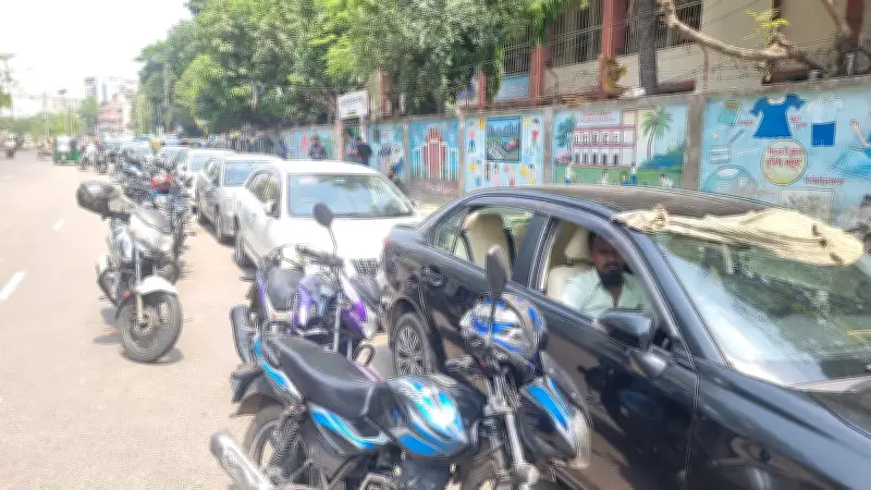 রাজধানীতে তেলের জন্য দীর্ঘ লাইন, চালকদের দুর্ভোগের শেষ নেই