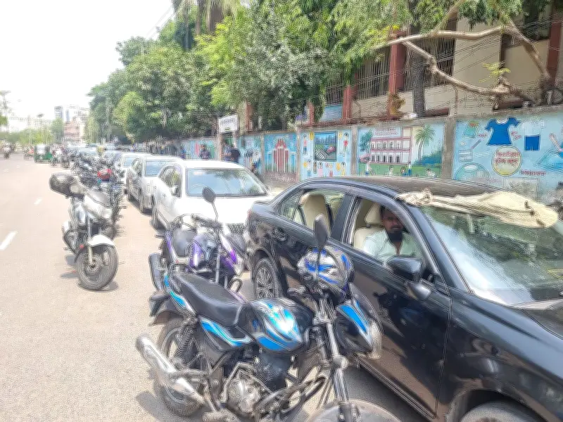 রাজধানীতে তীব্র জ্বালানি তেল সংকট: শত শত চালকের দীর্ঘ অপেক্ষা