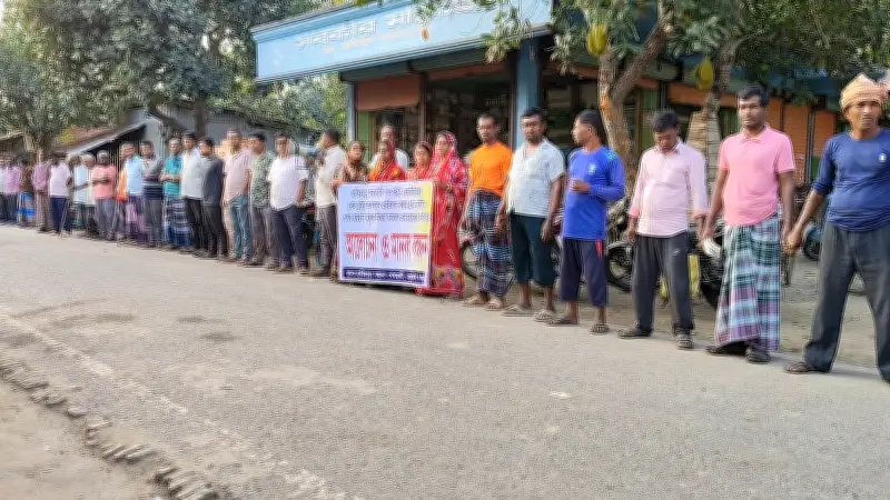 নড়াইলে চুরির প্রতিবাদে সহযোগিতার অভিযোগে মিথ্যা মামলা, মানববন্ধনে এলাকাবাসী