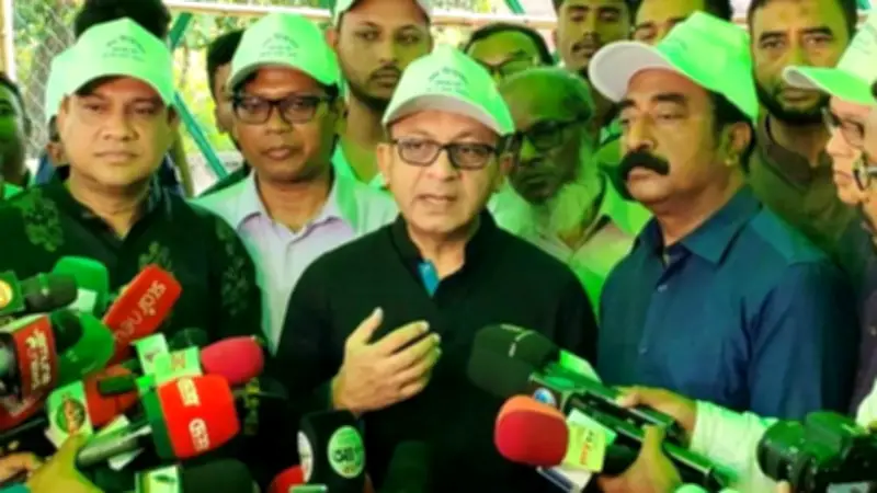 বাণিজ্যমন্ত্রীর বাজার নিয়ন্ত্রণ দাবি, ট্রাম্পের ইরান হুমকি ও সবজির দাম ঊর্ধ্বমুখী