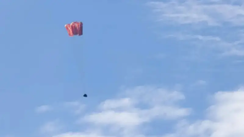 নাসার আর্টেমিস-২ অভিযানের নভোচারীরা প্রশান্ত মহাসাগরে নিরাপদে অবতরণ করেছেন