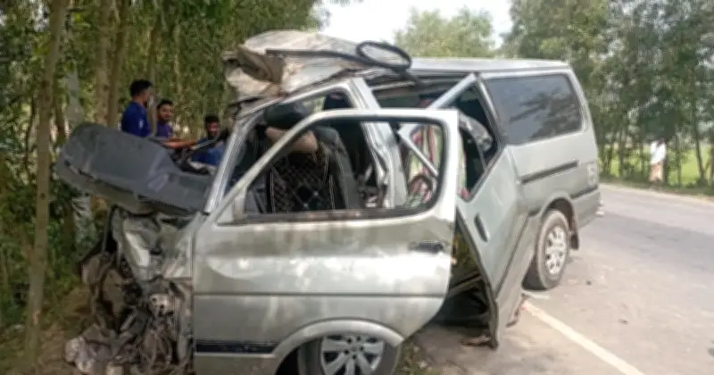 দিনাজপুরের ঘোড়াঘাটে ট্রাক-মাইক্রোবাস সংঘর্ষে চালক নিহত, আহত ১০