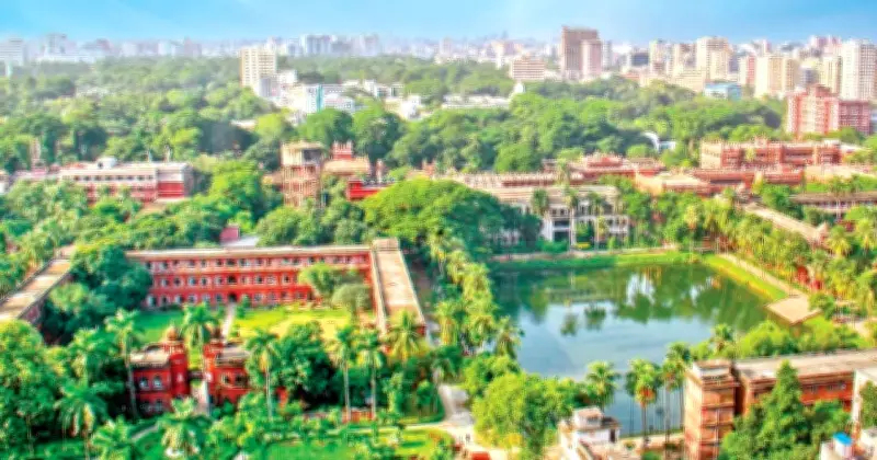 ঢাকা বিশ্ববিদ্যালয়: সবুজের মায়ায় মোড়ানো জ্ঞান ও সৌন্দর্যের অপূর্ব মিলনস্থল