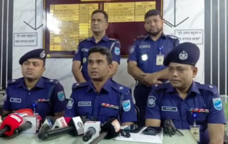 আশুলিয়ায় প্রকাশ্যে গুলিতে আহতের ঘটনায় তিনজন গ্রেপ্তার, পিস্তল-গুলি উদ্ধার