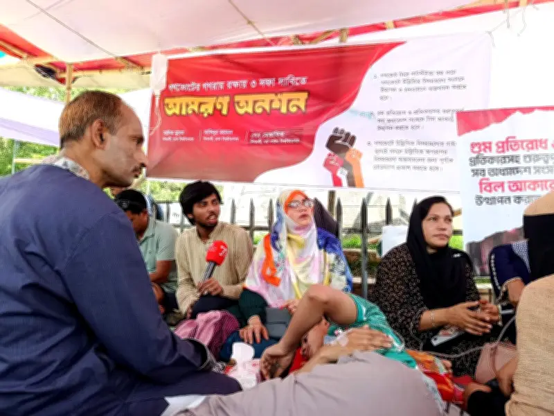 জুলাই শহীদ পরিবারের অনুরোধে ৭২ ঘণ্টার অনশন ভেঙেছেন তিন শিক্ষার্থী