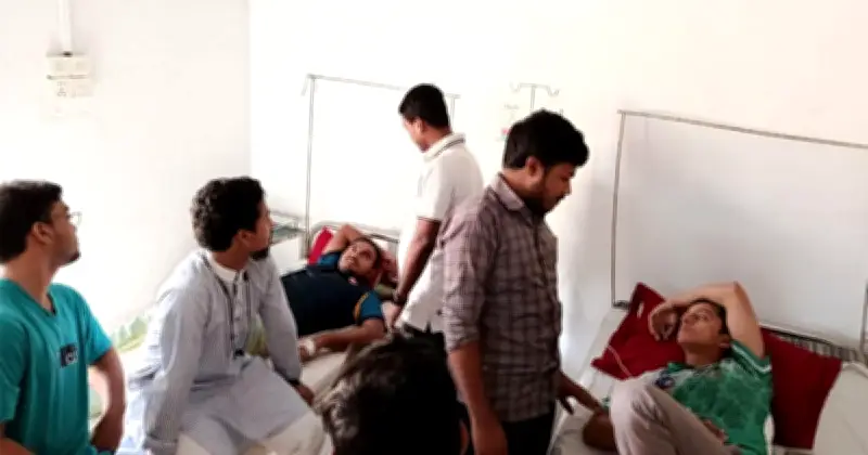 তিন শিক্ষার্থীর অনশন ভাঙলো, গণভোট রায় বাস্তবায়নের দাবিতে অবস্থান শেষ