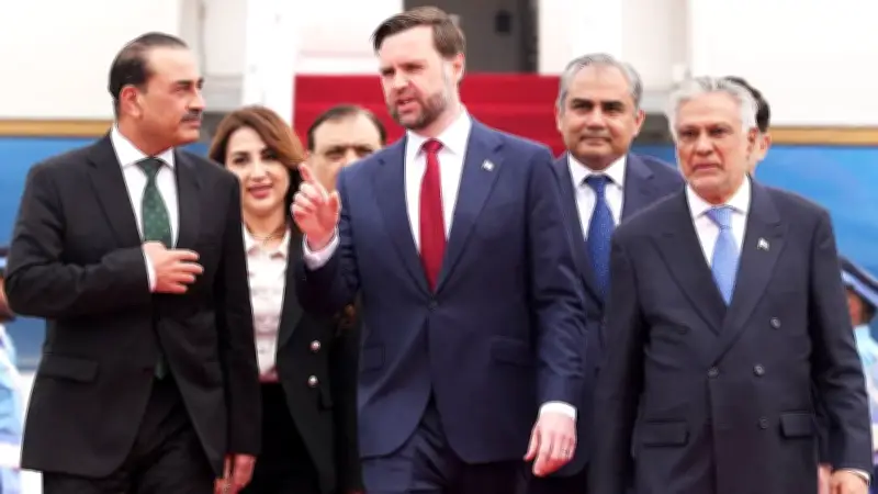 বিএনপির মনোনয়ন সংগ্রহে শিল্পী, সন্ত্রাসী গ্রেপ্তার ও শিল্পখাতের প্রতিযোগিতা নিয়ে আলোচনা