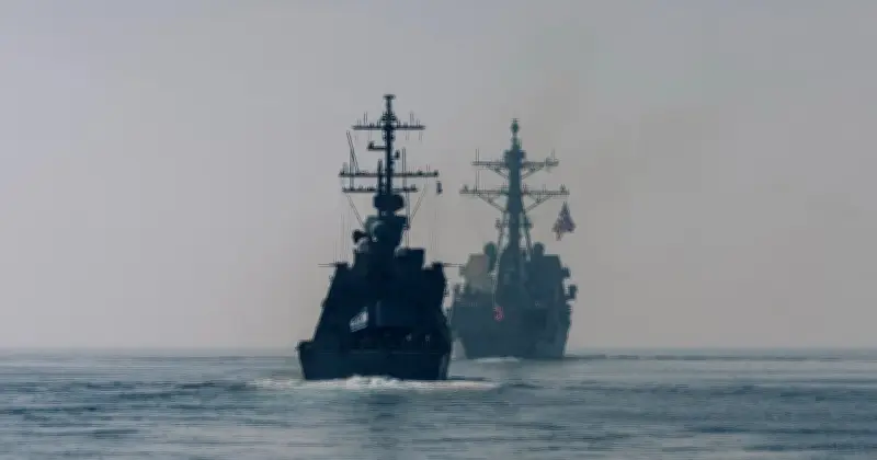 যুক্তরাষ্ট্র-ইরান আলোচনার মধ্যেই হরমুজ প্রণালীতে মার্কিন যুদ্ধজাহাজের প্রথম প্রবেশ
