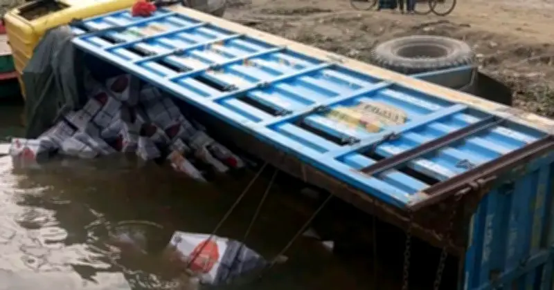 কিশোরগঞ্জের বাজিতপুরে ফেরিতে ওঠার সময় ট্রাক নিয়ন্ত্রণ হারিয়ে নদীতে পড়ে যুবক নিহত