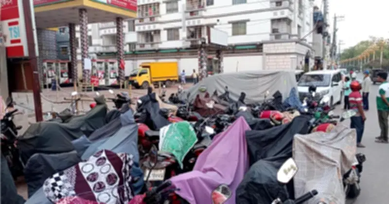 রাজশাহীতে পেট্রোল পাম্পে লম্বা লাইন, মোটরসাইকেল রাখতে নৈশপ্রহরীকে ৫০ টাকা