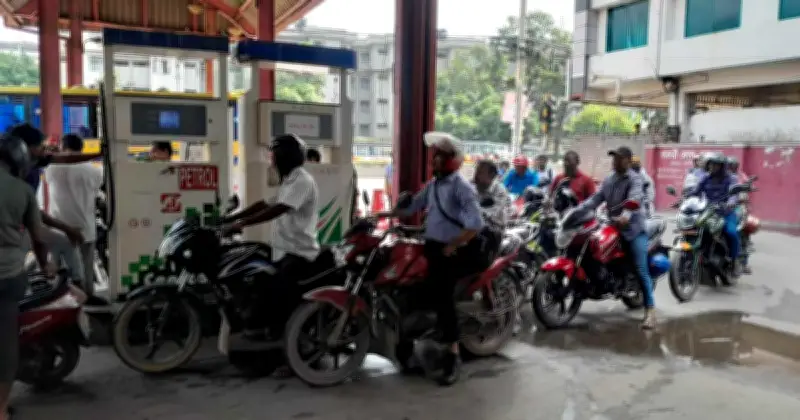 জ্বালানি সংকটে দেশ: ৩৬ ঘণ্টা লাইনে দাঁড়িয়ে তেল, কৃষি-শিল্পে বিপর্যয়
