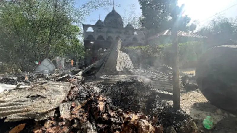 কুষ্টিয়ায় দরবারে হামলা: পীর হত্যা ও ভাঙচুরের পরও ধোঁয়া উঠছে