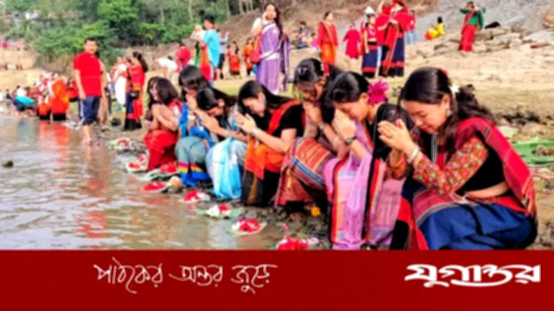 বান্দরবানে সাঙ্গু নদীতে ফুল ভাসিয়ে শুরু হলো বিজু-বৈসু উৎসব
