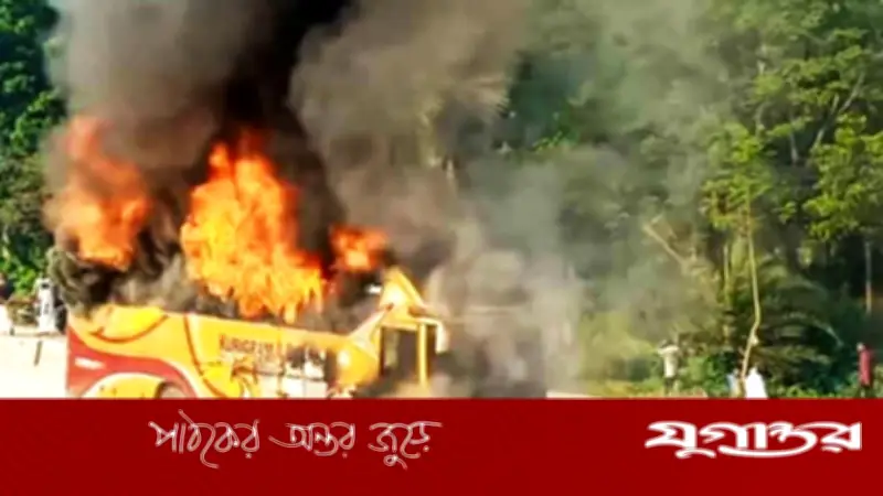 বগুড়ার শাজাহানপুরে চলন্ত বাসে আগুন, ব্যাটারি শর্ট সার্কিটে দুর্ঘটনা