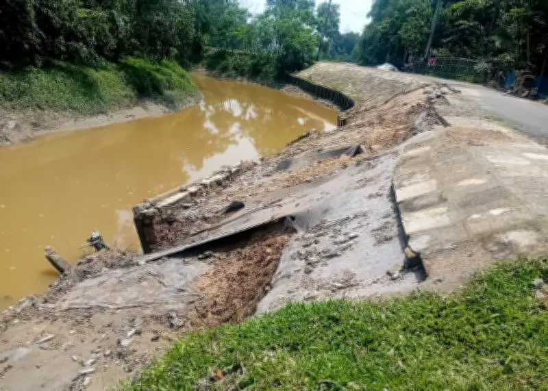 মৌলভীবাজারে ফানাই নদের বাঁধের ব্লক ধসে পাকা সড়ক ঝুঁকিতে