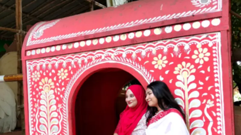 ঢাবি চারুকলায় পয়লা বৈশাখের শোভাযাত্রার প্রস্তুতি, রঙে রঙে মিশে বাংলার ইতিহাস