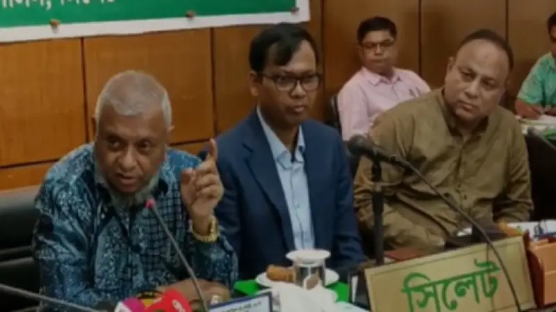 প্রবাসী কল্যাণ মন্ত্রী: ভিসা জটিলতা নিরসনে সরকারের কাজ অব্যাহত, বাণিজ্যমন্ত্রী ভোজ্যতেলের দাম স্থিতিশীল রাখার আশ্বাস