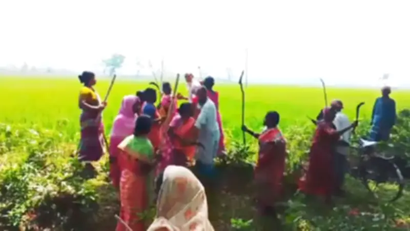 গাইবান্ধায় সাঁওতাল সংঘর্ষ, প্রবাসী কল্যাণ মন্ত্রীর ভিসা জটিলতা নিরসনের প্রতিশ্রুতি