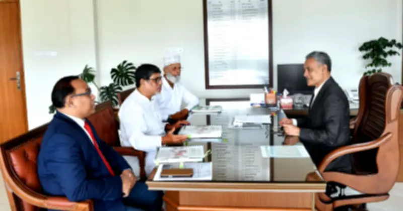 সড়ক নিরাপত্তায় সরকারি উদ্যোগই যথেষ্ট নয়: মন্ত্রী রবিউল আলম