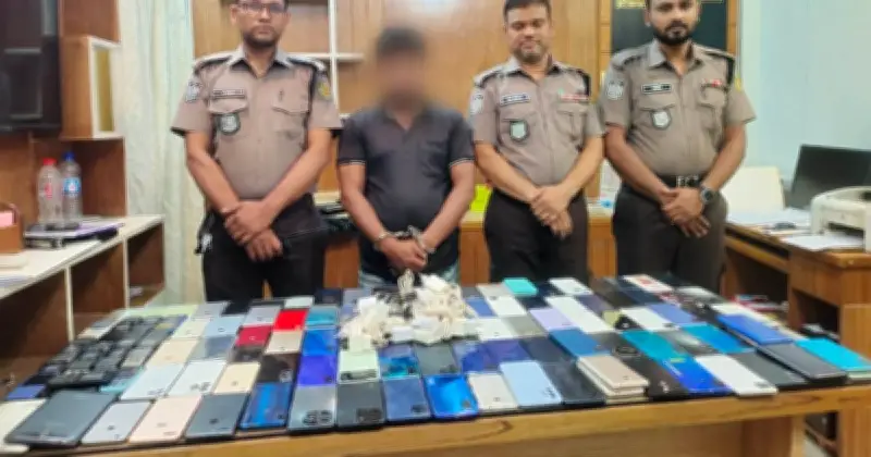 গুলিস্তানে অভিযানে ১১৭ স্মার্টফোনসহ মোবাইল চোরাকারবারি গ্রেফতার