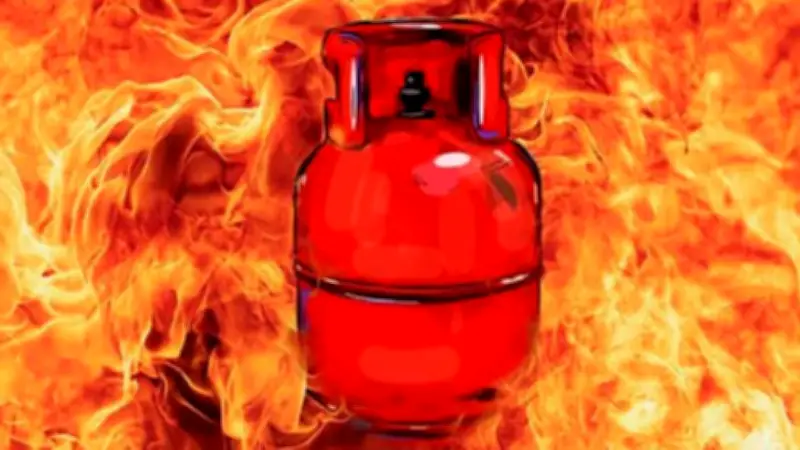 সিলিন্ডার বিস্ফোরণে দগ্ধ গৃহবধূ, অবৈধ মাটি কাটায় জরিমানা, শ্রমিকের মৃত্যু ও ক্রীড়া সংবাদ