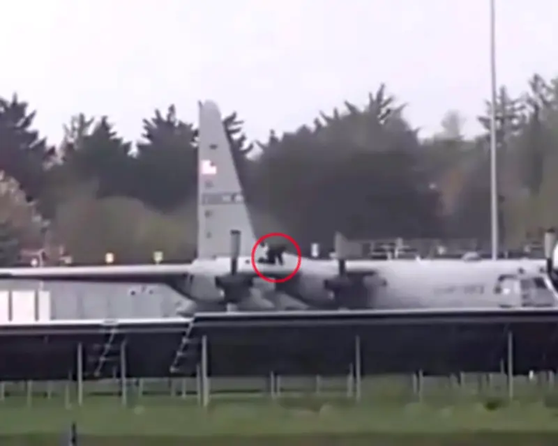 আয়ারল্যান্ডে মার্কিন সামরিক বিমানের ওপর চড়ে বসার অভিযোগে এক ব্যক্তি গ্রেপ্তার