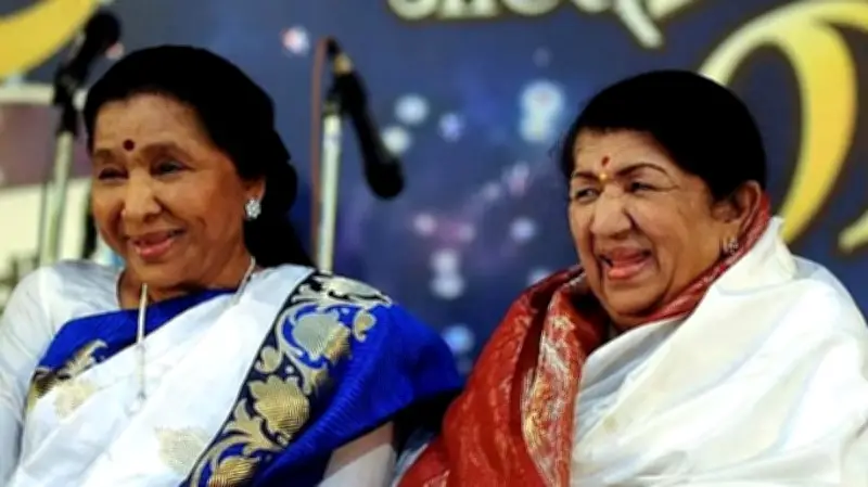 লতা মঙ্গেশকরের ছায়া থেকে বেরিয়ে কিভাবে নিজের পরিচয় গড়ে তুললেন আশা ভোসলে?