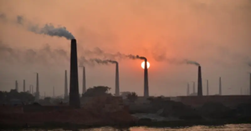 বাংলাদেশের নদী: মাতৃস্নেহ থেকে বিষাক্ত ধারায়, দূষণে বিপন্ন প্রাণপ্রবাহ