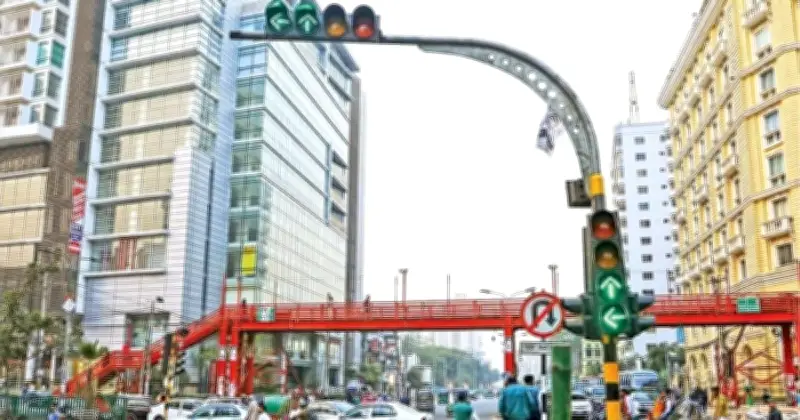 ঢাকার ক্রসিংয়ে ট্রাফিক সিগন্যাল কার্যকর, লঙ্ঘনে ডিজিটাল মামলা ও কঠোর শাস্তির হুঁশিয়ারি