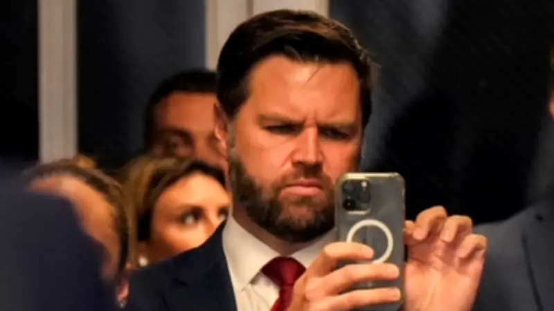 ২১ ঘণ্টার বৈঠকে ভ্যান্সের ১২ বার ট্রাম্পকে ফোন, নৌ মন্ত্রণালয়ের নতুন সচিব জাকারিয়া ফার্নেস