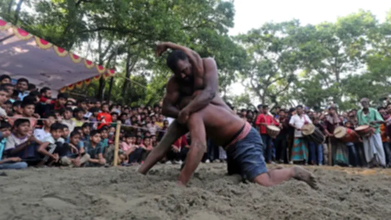 চট্টগ্রামের বৈশাখী মেলায় বলীখেলার উৎসবে মাতোয়ারা হাজারো দর্শক