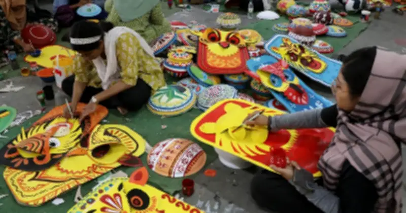 রাজশাহীতে বৈশাখী শোভাযাত্রা প্রস্তুতি: যুদ্ধ-জ্বালানি সংকটের বার্তা ও শখের হাঁড়ির কারুশিল্প