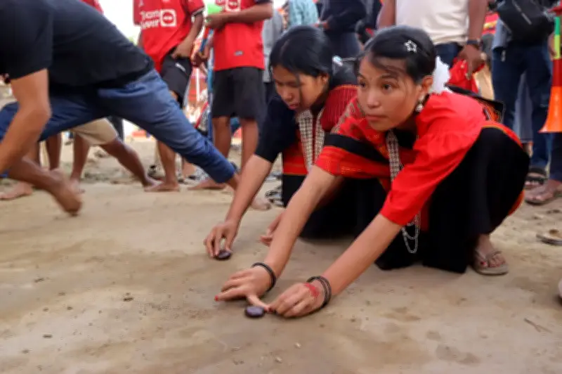 বান্দরবানে বিষু উৎসবে ঘিলাইখেলা: তঞ্চঙ্গ্যা ঐতিহ্যের প্রেমের বন্ধনের খেলা