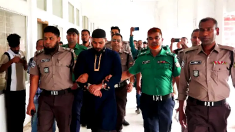 রংপুরে এএসআই হত্যা মামলায় যুবকের মৃত্যুদণ্ড, আদালত থেকে বের করা হচ্ছে পারভেজ