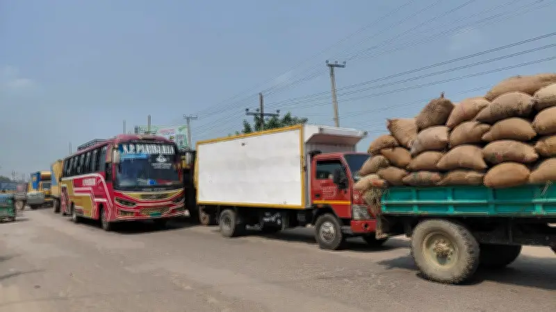 ব্রাহ্মণবাড়িয়ায় পুলিশ অনুষ্ঠানে ব্যস্ত থাকায় ঢাকা-সিলেট মহাসড়কে দিনভর যানজট