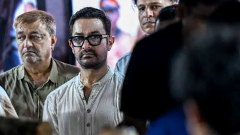 আশা ভোসলের শেষকৃত্যে হাজারো মানুষের সমাগম, বলিউড তারকাদের উপস্থিতি