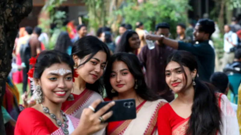 পটচিত্র, মুখোশ ও মোরগ মোটিফে সেজে উঠেছে বাংলা নববর্ষের প্রস্তুতি