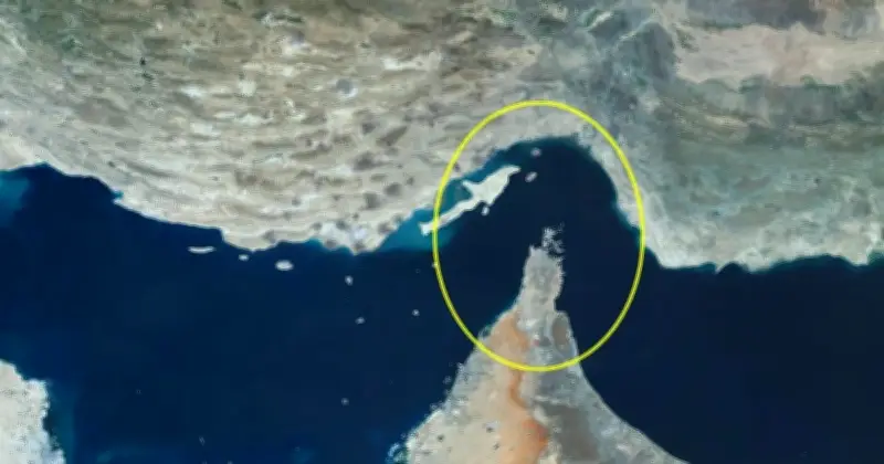 হরমুজ প্রণালিতে মার্কিন অবরোধের প্রস্তুতি: বিশ্ব অর্থনীতিতে ঝুঁকির সংকেত