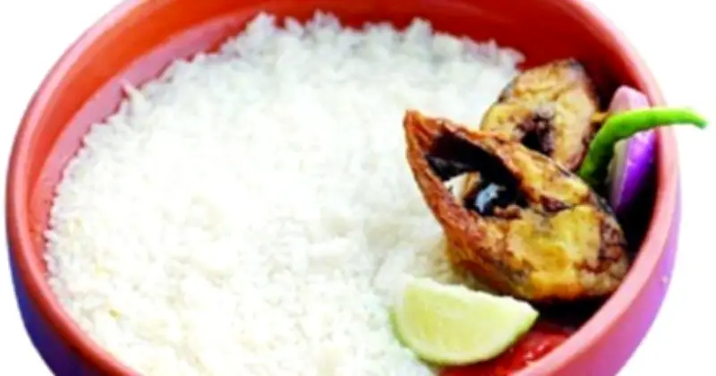 পান্তা ভাতের আসল স্বাদ: ইলিশ নয়, গ্রামীণ ঐতিহ্যে মিশে আছে পেঁয়াজ-মরিচের মজা