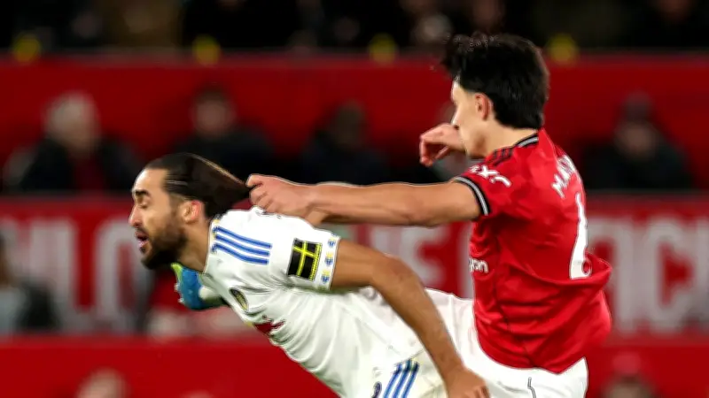 ম্যানচেস্টার ইউনাইটেডের পরাজয়: মার্তিনেজের লাল কার্ড নিয়ে বিতর্ক ছড়াল