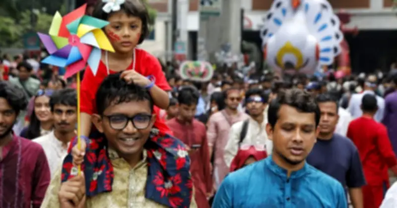 রমনা পার্কে পহেলা বৈশাখ: তীব্র গরমেও ভিড়ের ঢল, বাউল গানে মাতোয়ারা দর্শক