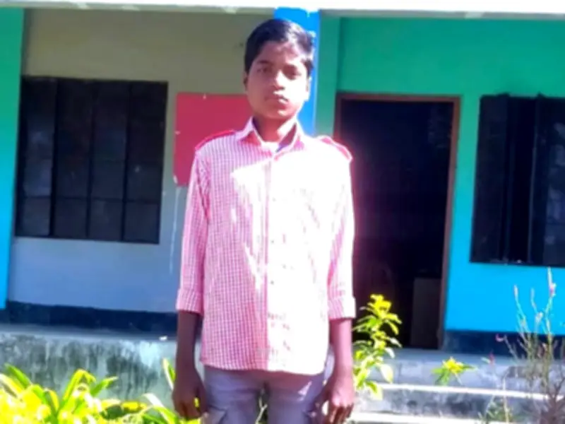 টেকনাফের শিশু ছিদ্দিক: স্কুলের পাশাপাশি দোকানের কাজ করে সংসার চালায়