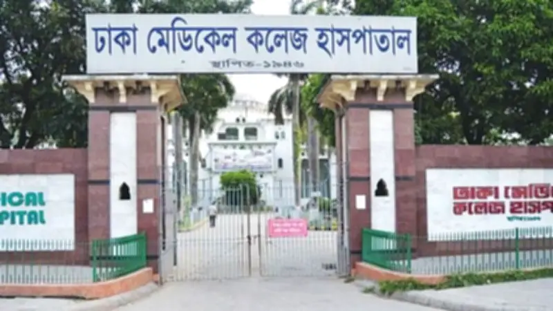 এসির গ্যাস লিকেজে মাইক্রোবাসে আগুন, দগ্ধ ২; মেরিলের বিজ্ঞাপন সরালো পৌর প্রশাসন