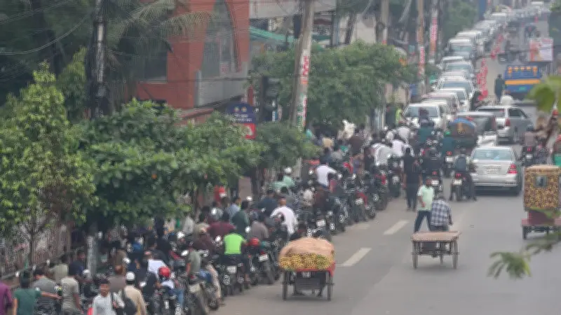 জ্বালানি তেলের জন্য পাঁচ ঘণ্টার অপেক্ষা: রাজধানীতে দীর্ঘ সারিতে হতাশ চালকদের কষ্টের গল্প