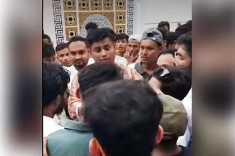 চট্টগ্রামে এনসিপি নেতা হাসনাত আবদুল্লাহকে 'জুলাই যোদ্ধা'রা ঘিরে ধরেন